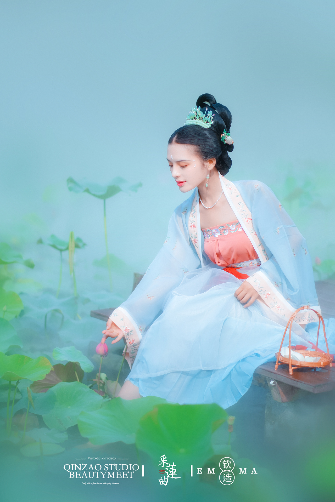 古装美女夏日采莲唯美古风摄影图片