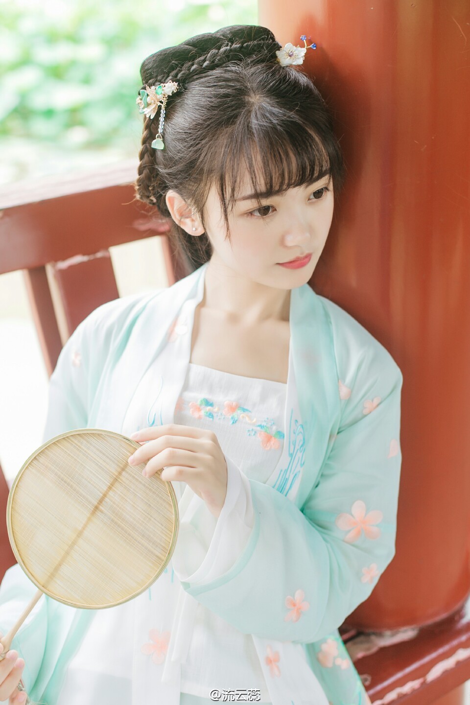 古装盘发刘海美女