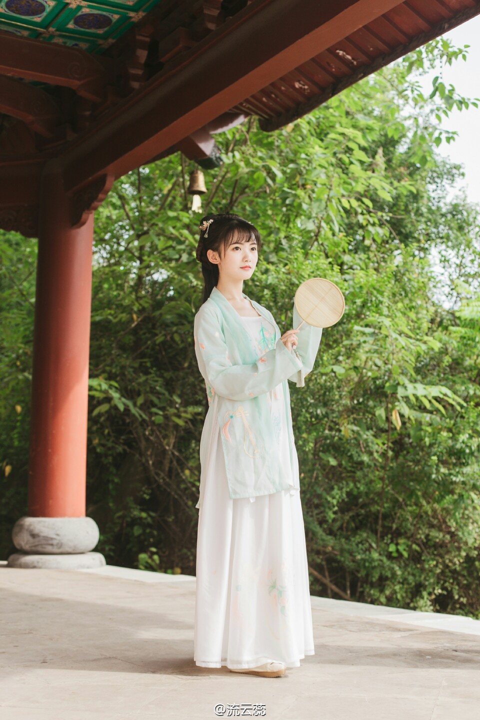 古装盘发刘海美女