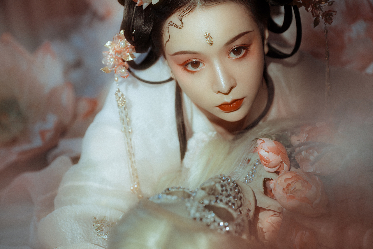 唐朝豪放女妆容精致粉面桃腮妩媚娇羞汉服美女写真