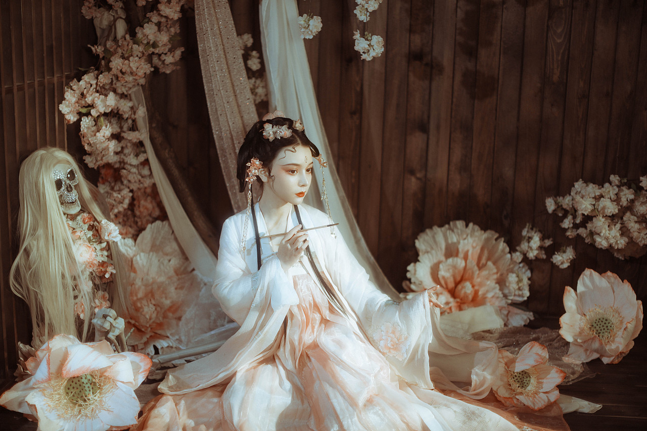 唐朝豪放女妆容精致粉面桃腮妩媚娇羞汉服美女写真