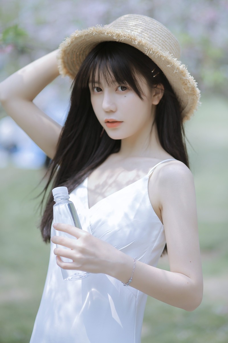 素颜女神身处桃林中气质清新脱俗唯美艺术写真摄影