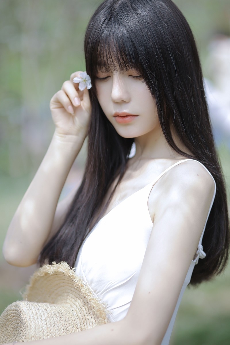 素颜女神身处桃林中气质清新脱俗唯美艺术写真摄影