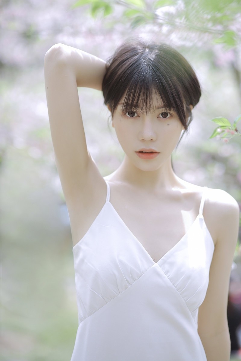 素颜女神身处桃林中气质清新脱俗唯美艺术写真摄影