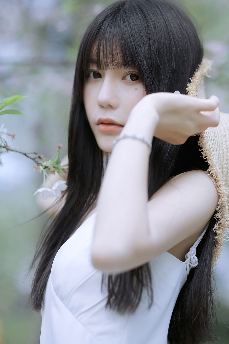 素颜女神身处桃林中气质清新脱俗唯美艺术写真摄影