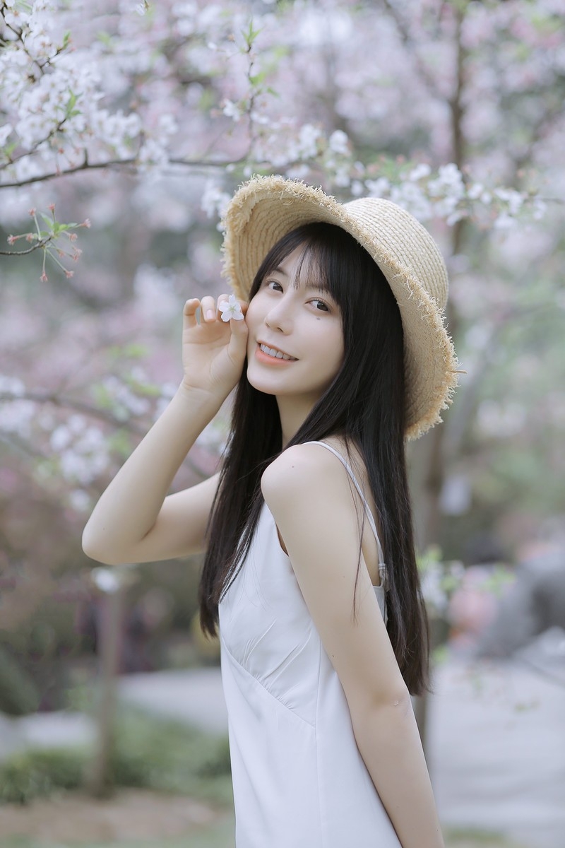素颜女神身处桃林中气质清新脱俗唯美艺术写真摄影