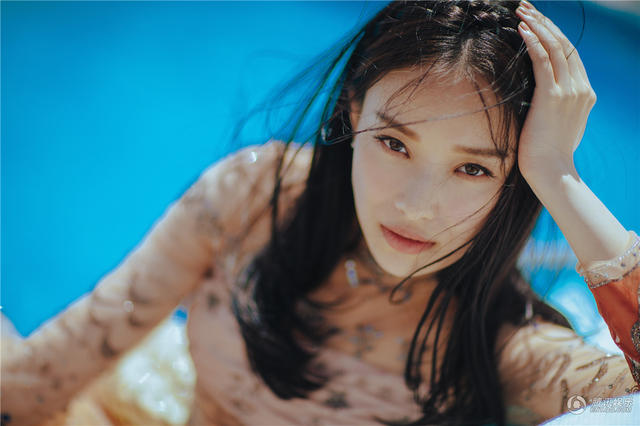倪妮戛纳泳池边晒美图 这是让宅男流鼻血的节奏吗？