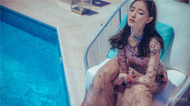 倪妮戛纳泳池边晒美图 这是让宅男流鼻血的节奏吗？
