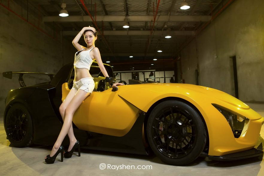 高跟鞋美女车模顾芷伊丰乳肥臀香车旁搔首弄姿写真