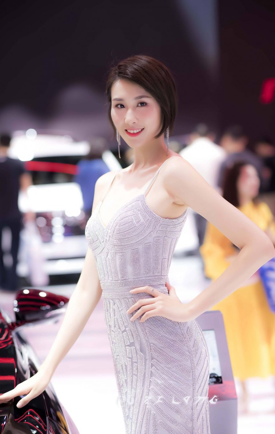 短发美女车模闪亮长裙亮眼图集