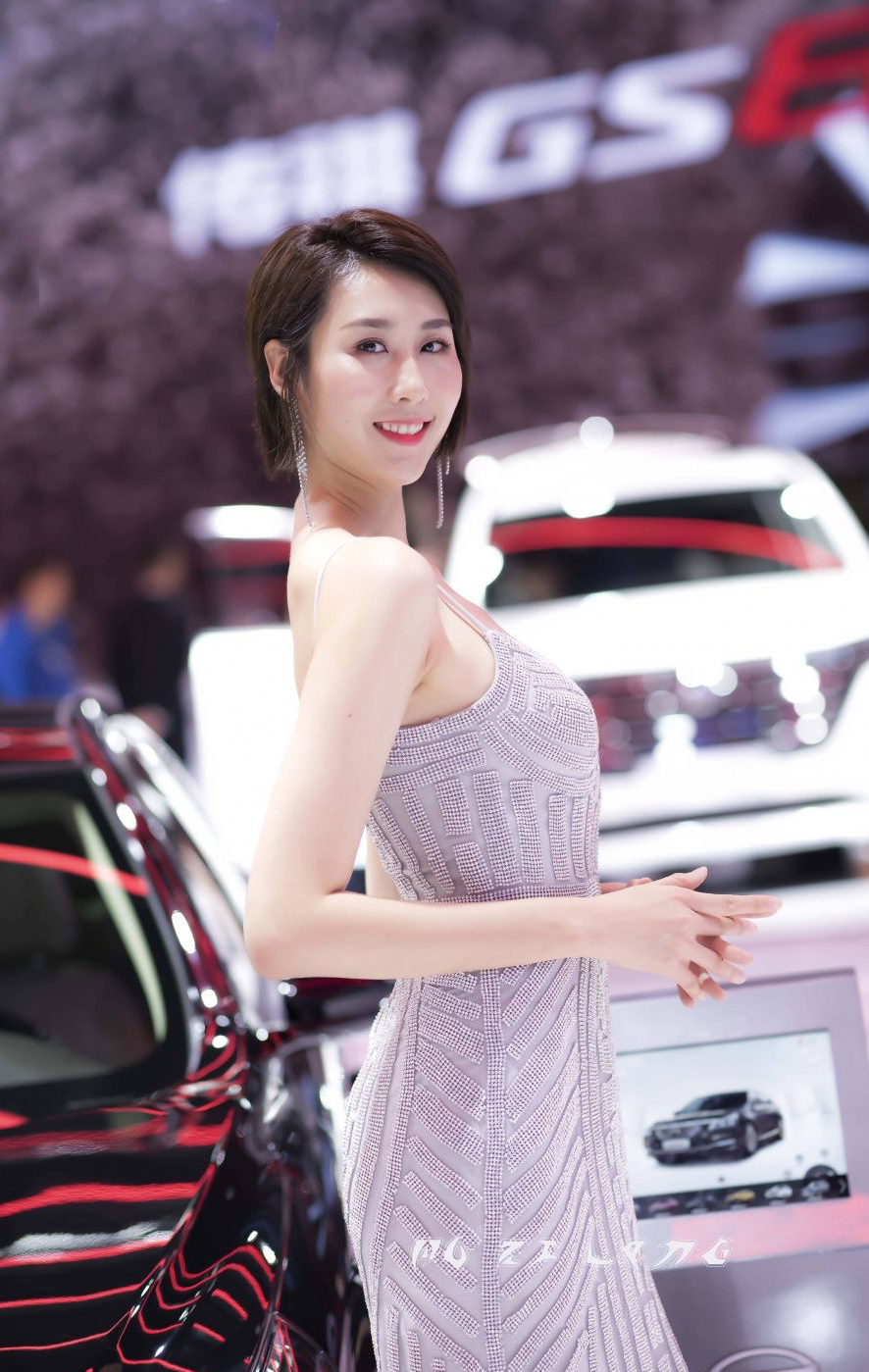 短发美女车模闪亮长裙亮眼图集
