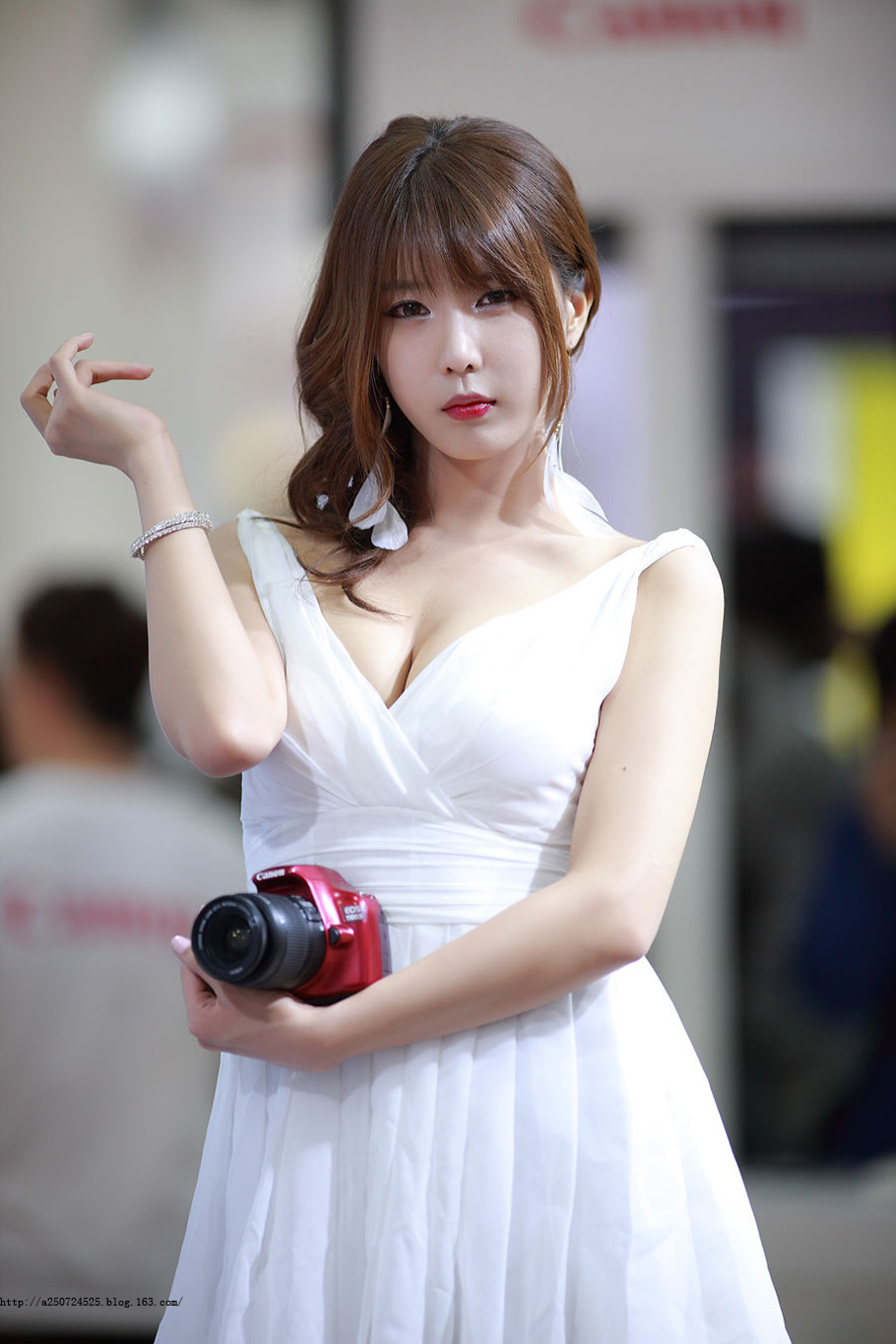 韩国美女车模一袭白裙深V露胸