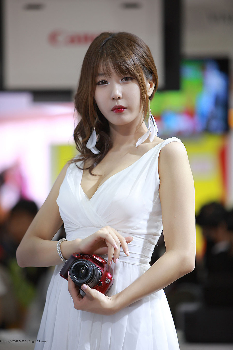 韩国美女车模一袭白裙深V露胸