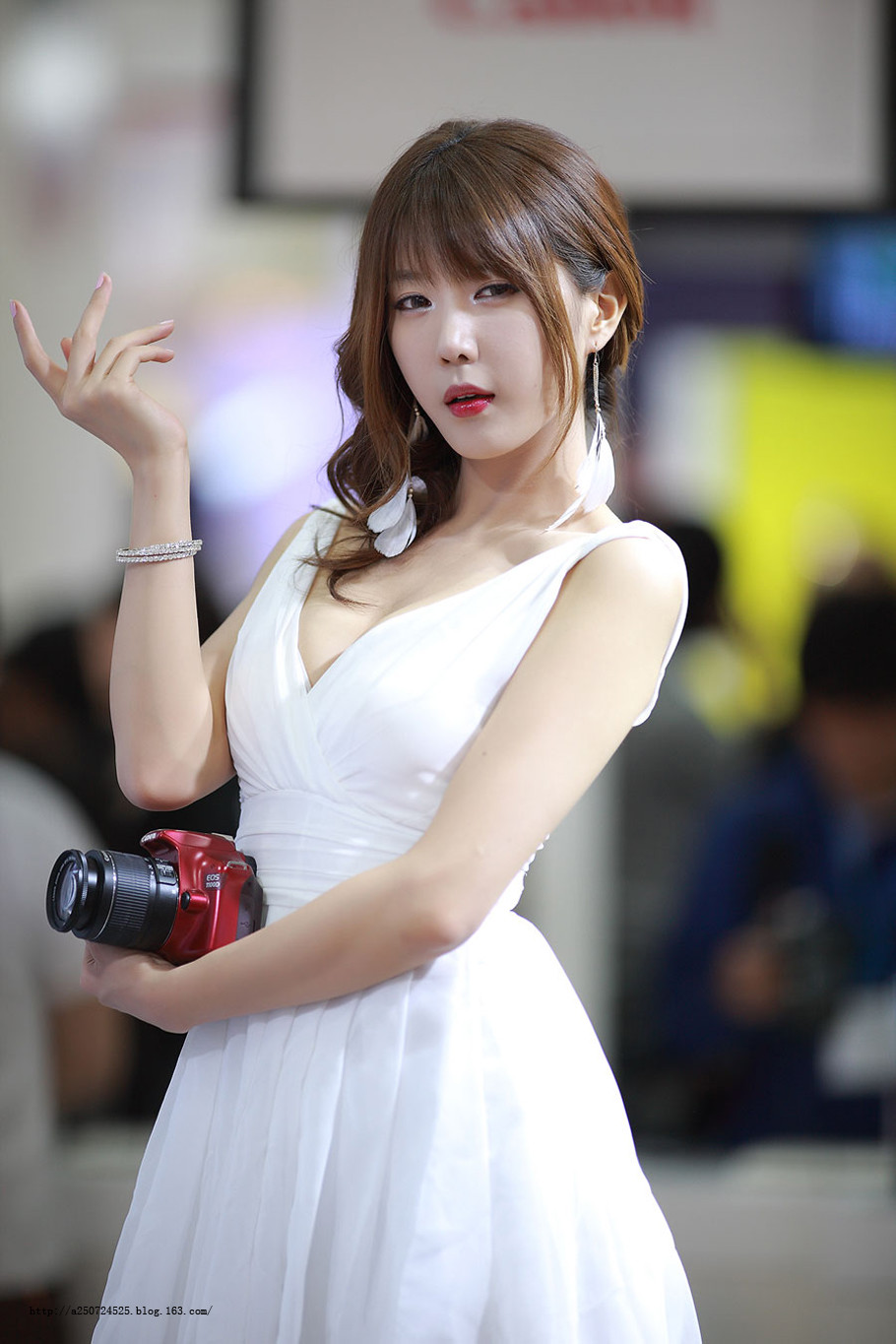 韩国美女车模一袭白裙深V露胸