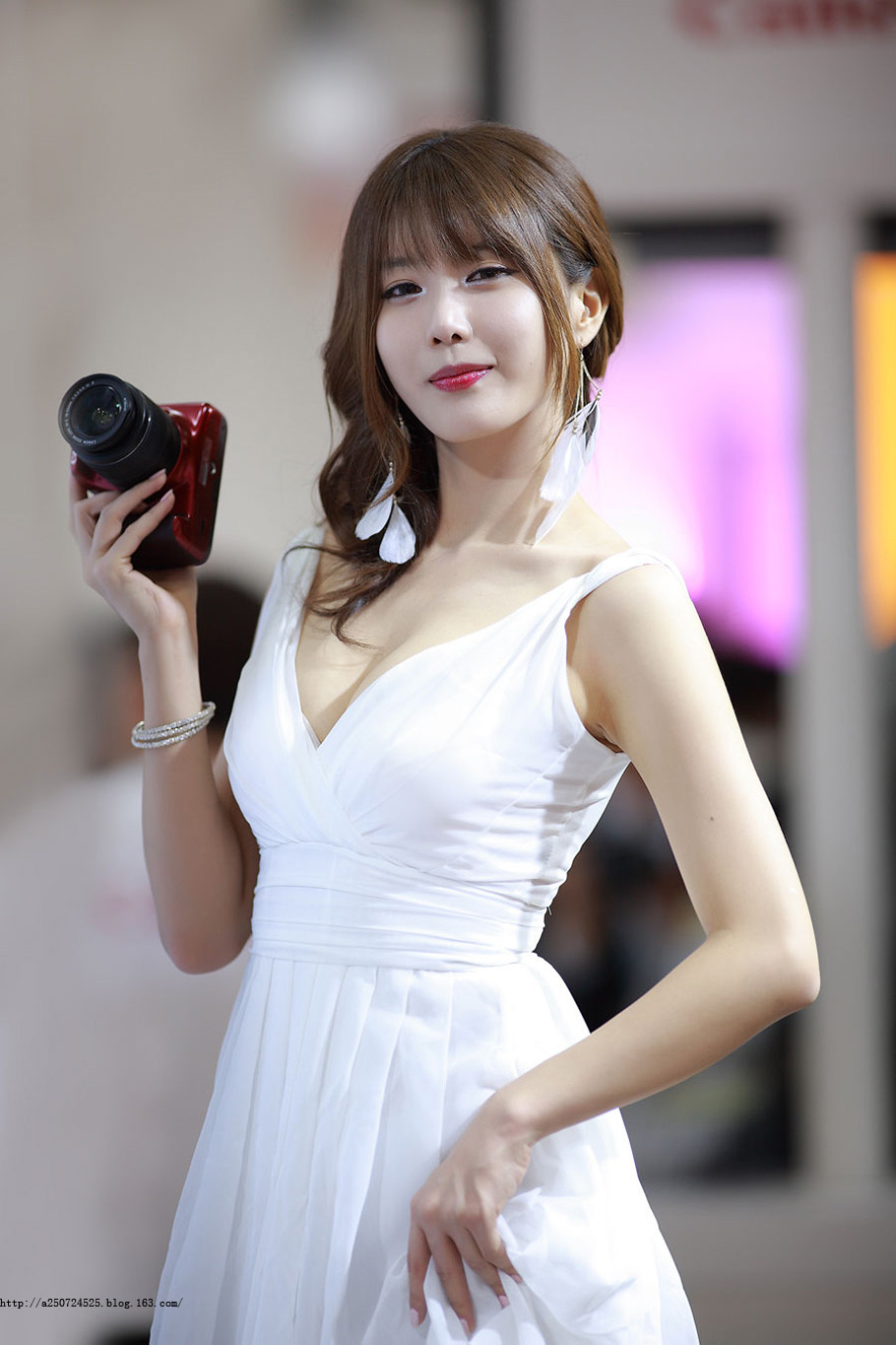 韩国美女车模一袭白裙深V露胸