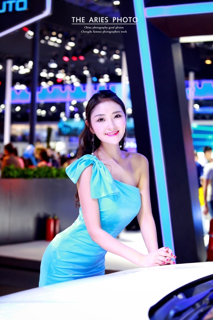 靓丽美女车模身材凹凸有致写真
