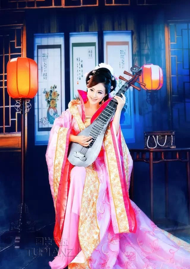 甜美清幽古装美人 手扶琵琶魅惑撩人