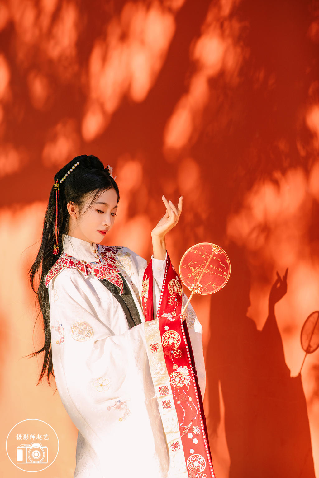 红墙下的古装美女明媚娇俏图片