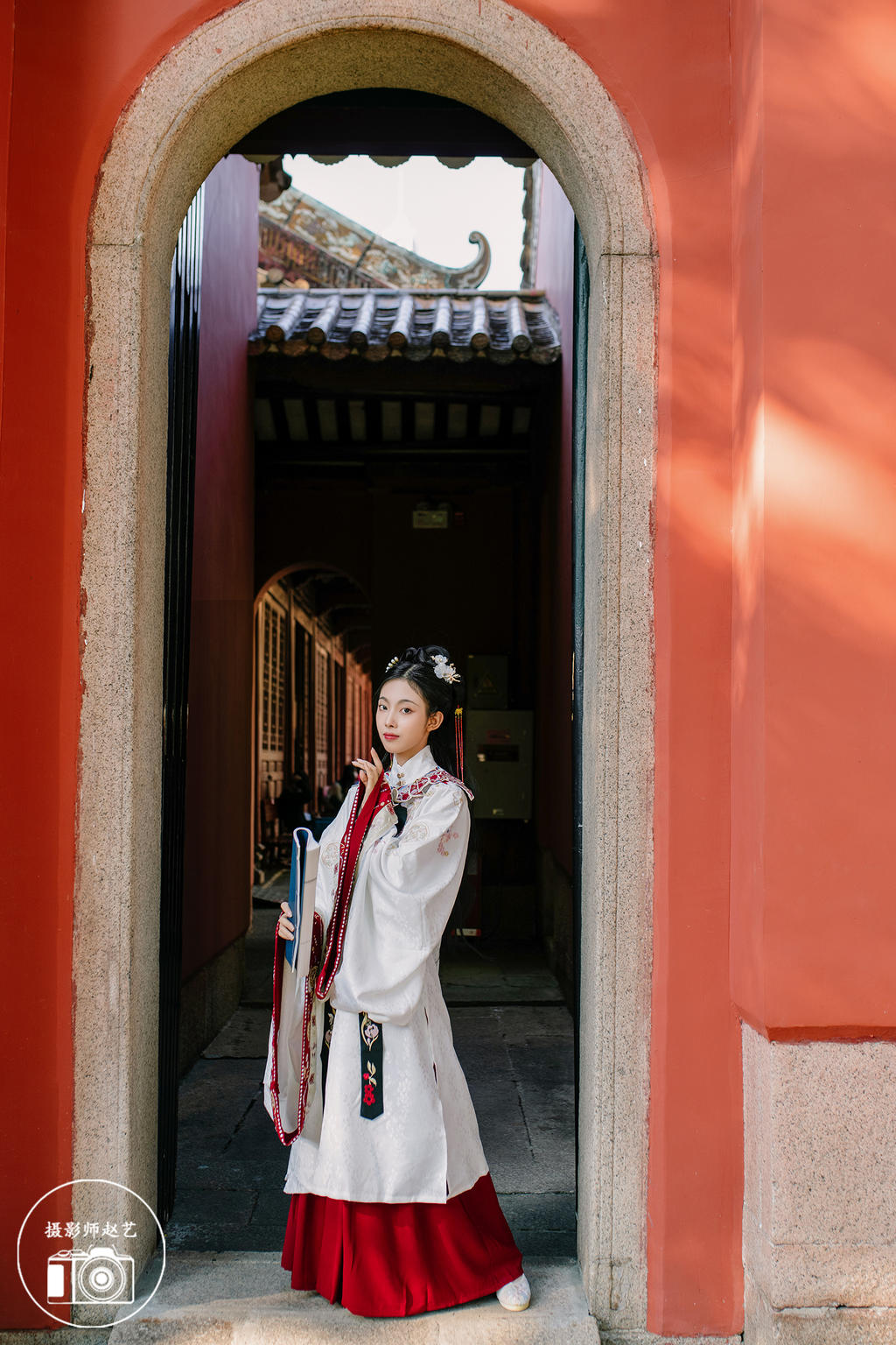 红墙下的古装美女明媚娇俏图片