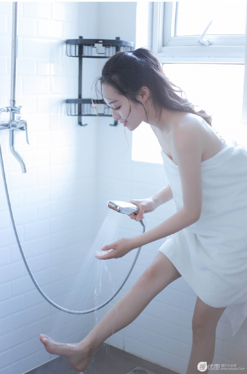 浴室少女娇小玲珑漂亮女生图片