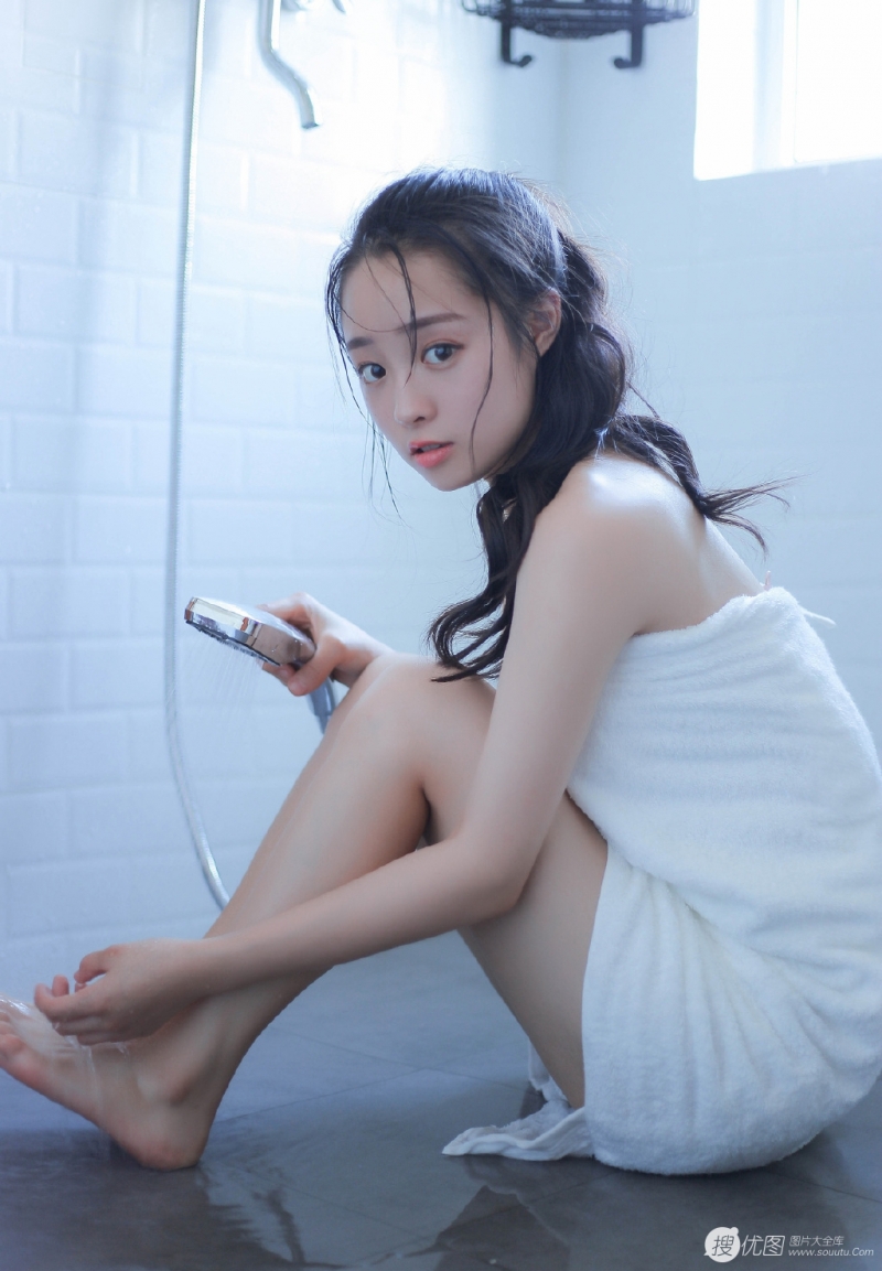 浴室少女娇小玲珑漂亮女生图片
