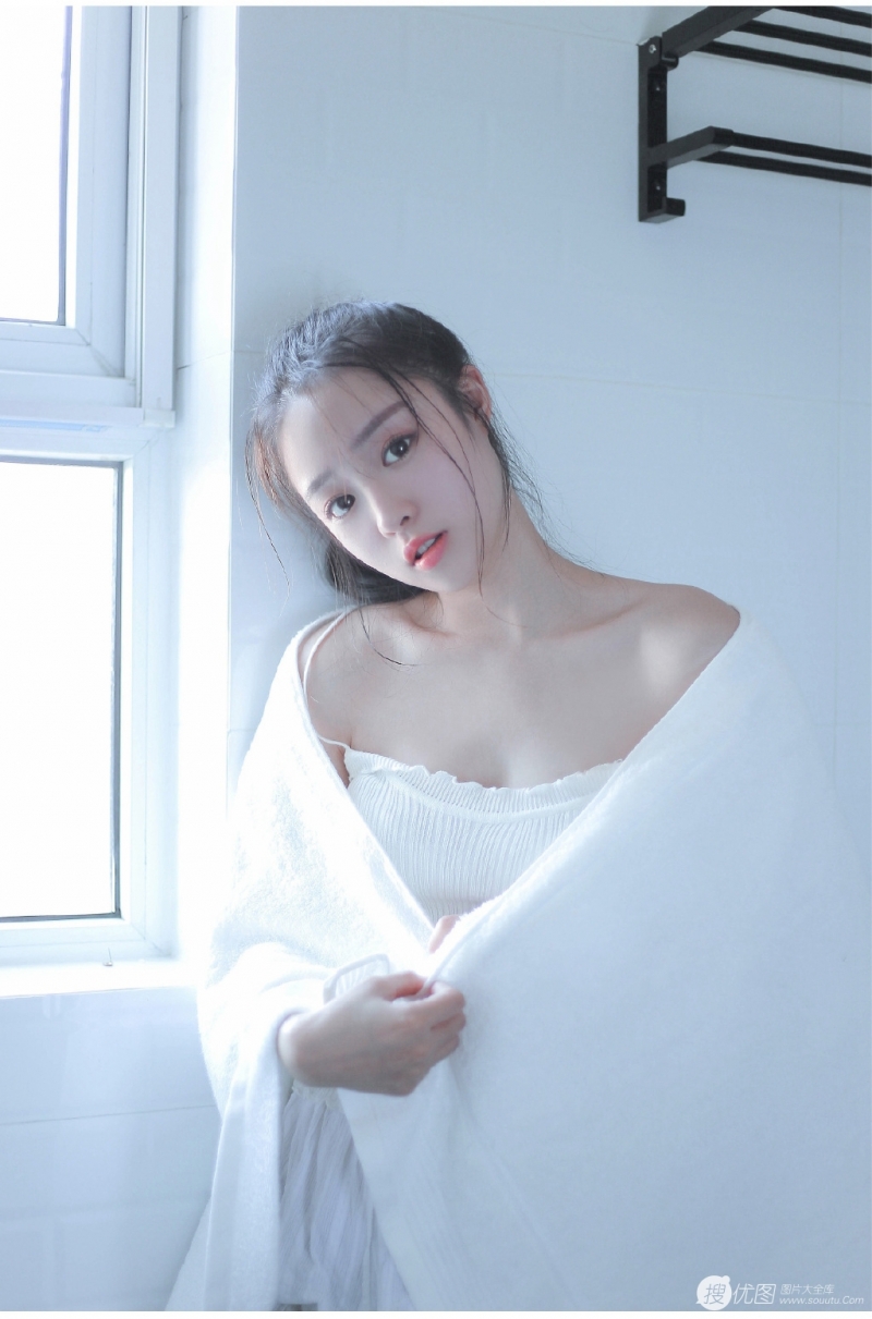 浴室少女娇小玲珑漂亮女生图片
