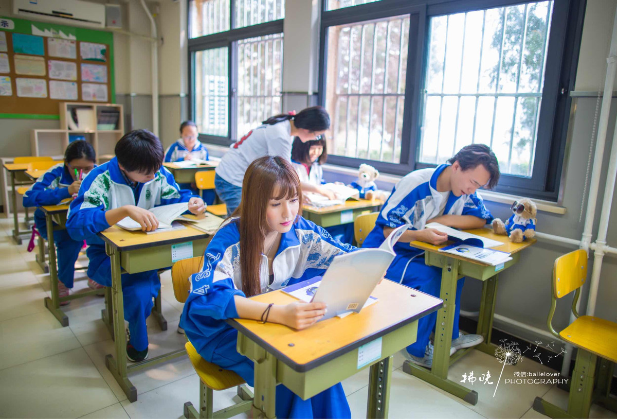 刘海美女校服校园写真