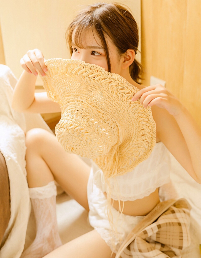 美女萝莉吊带短裤细腰美腿写真