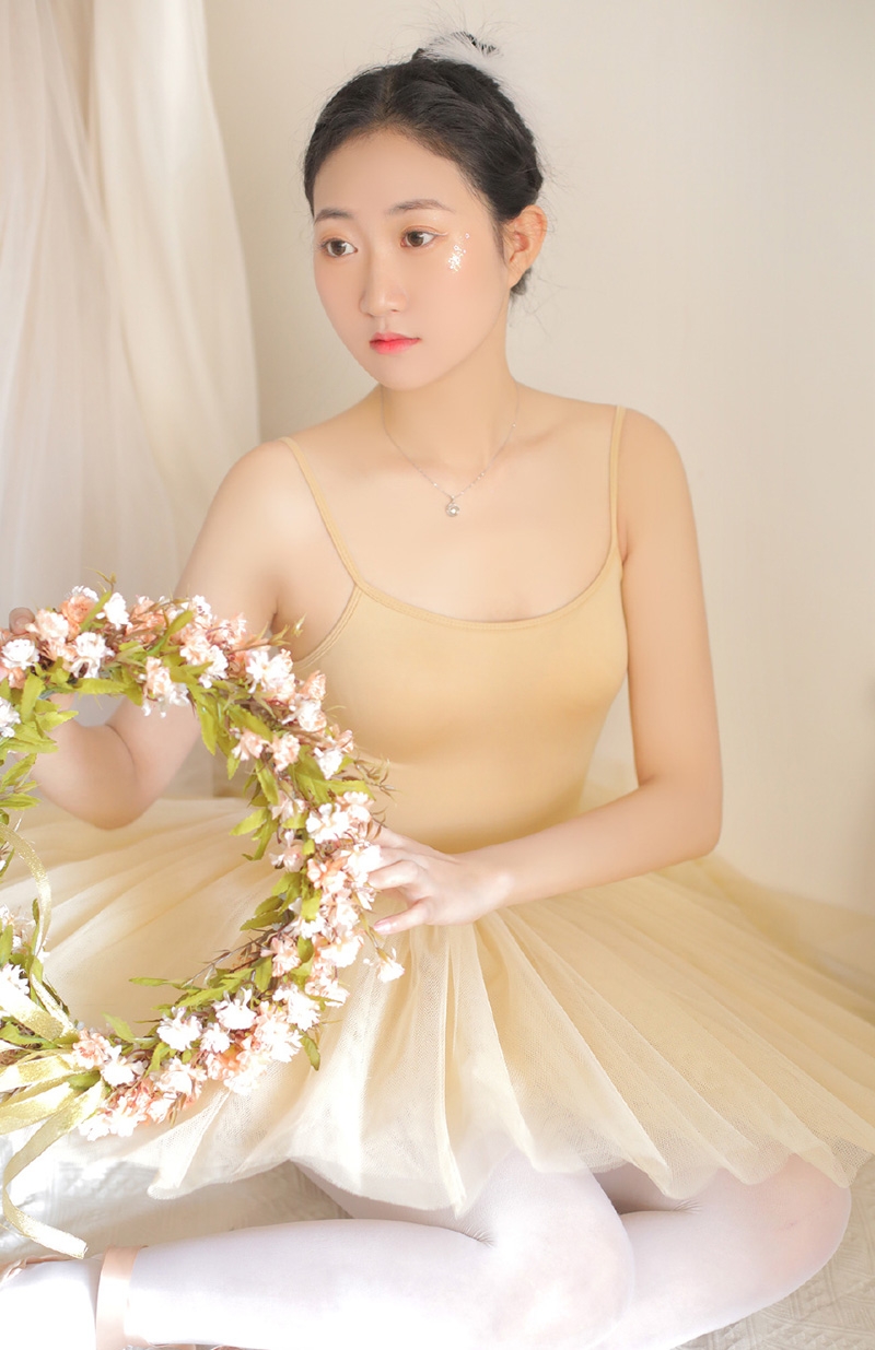 气质白天鹅妩媚娇俏女生照片