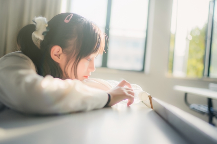 清纯养眼日系美女萌妹教室脱白丝大胆吸晴写真图片