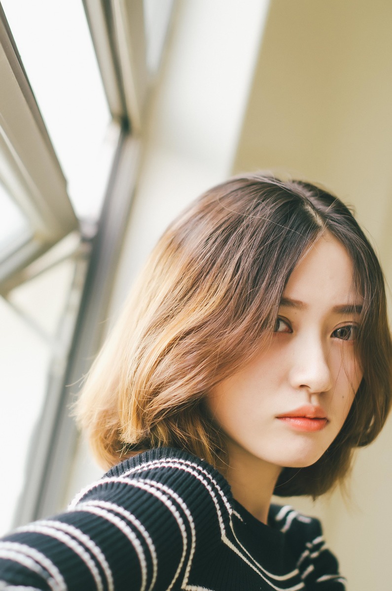 越看越有味道的短发素颜美女