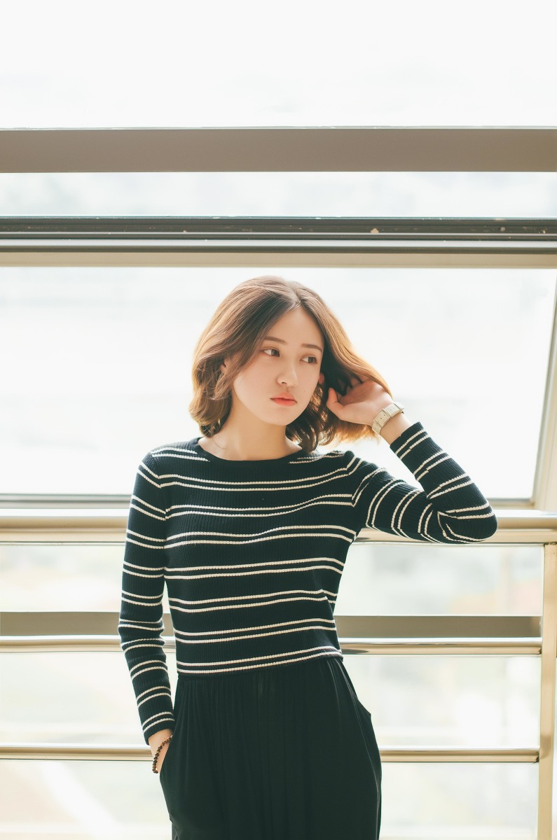 越看越有味道的短发素颜美女