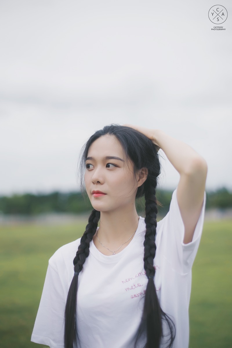 皮肤白净的邻家女孩