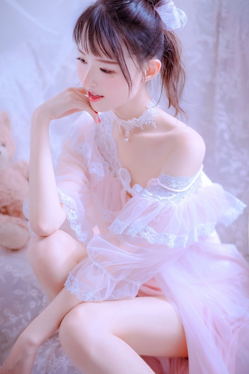 极品尤物美女火辣长腿翘臀吊带蕾丝内衣性感诱惑写真
