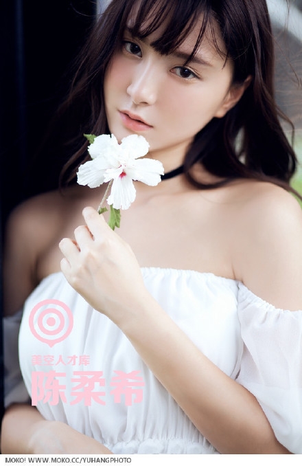气质美女露肩白裙性感撩人写真