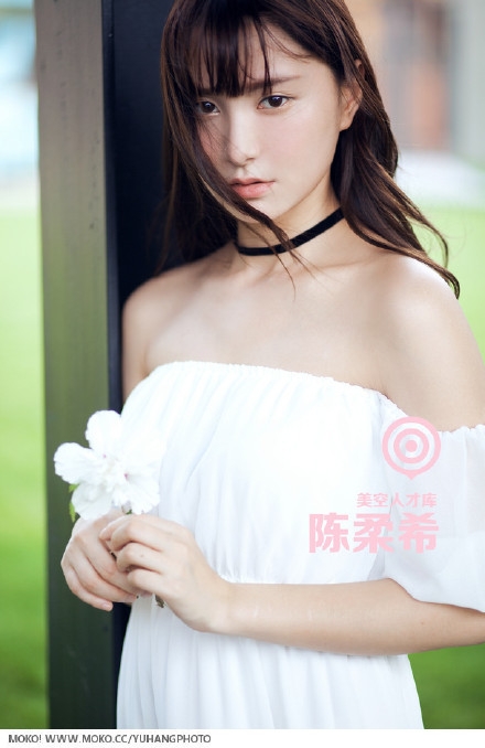 气质美女露肩白裙性感撩人写真
