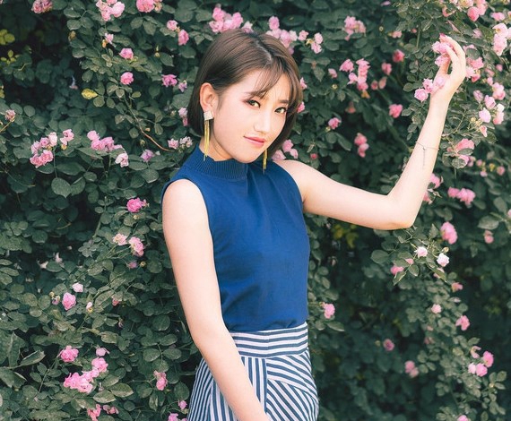 性感人妻芝芝牛仔裤翘臀高跟美腿诱惑写真