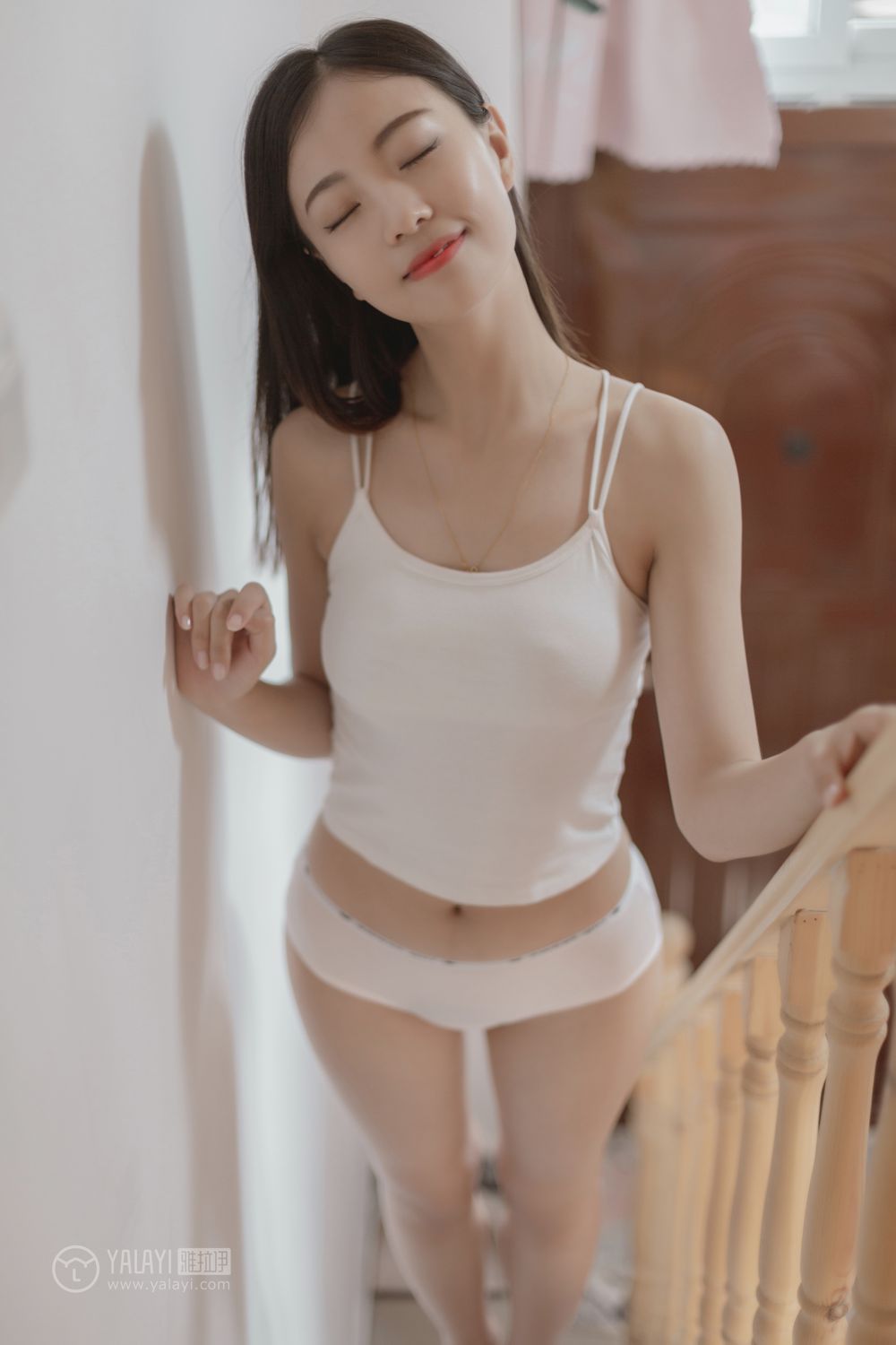 [爱蜜社]宅男女神小狐狸极致透视装长腿诱惑的丝袜美腿