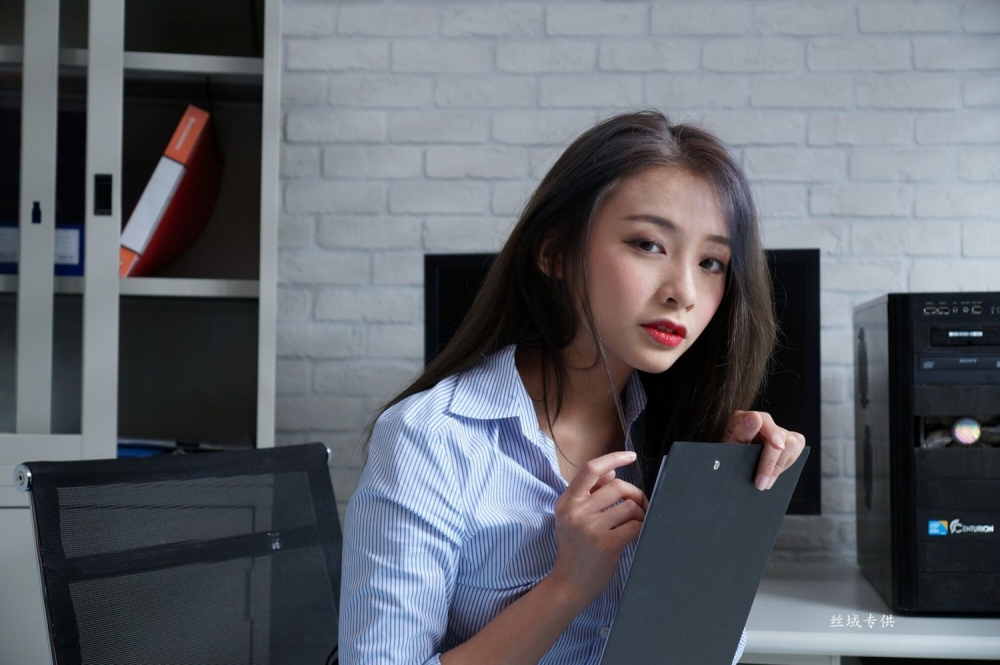 卷发美女肉丝包臀裙妩媚妖艳美女全棵身体写真