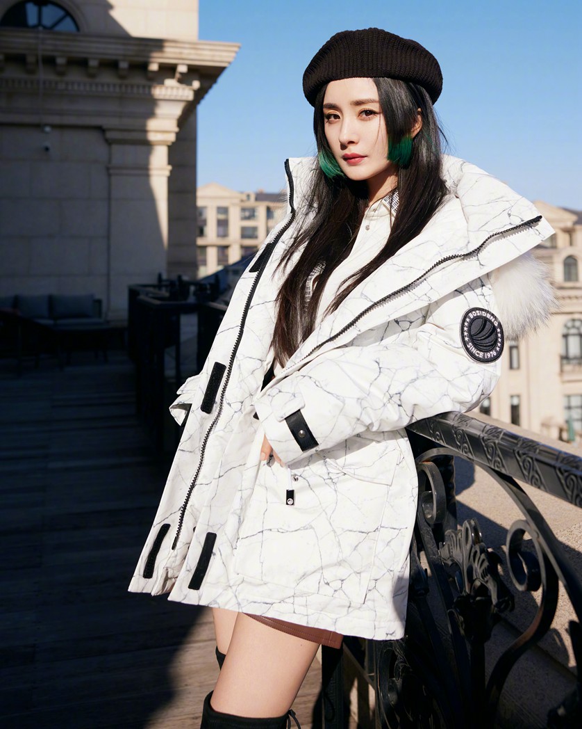 杨幂羽绒服穿搭look图片既有温度又有风度