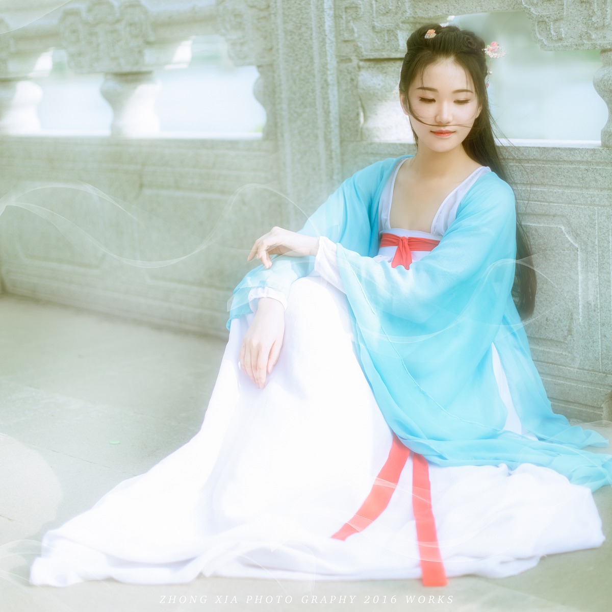 侧脸很唯美的古装持伞美女