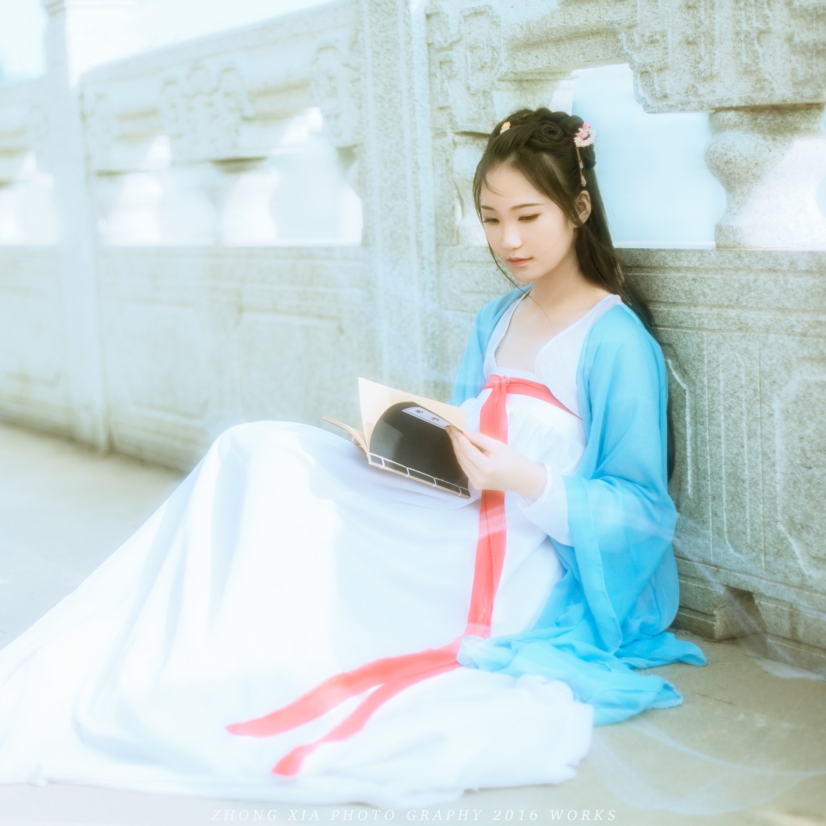 侧脸很唯美的古装持伞美女