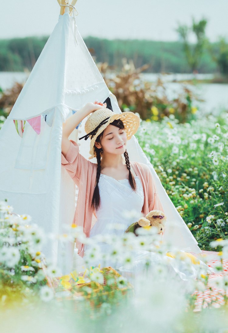 细腰长腿的午夜女人妩媚妖娆撕裂美女衣成熟自拍照