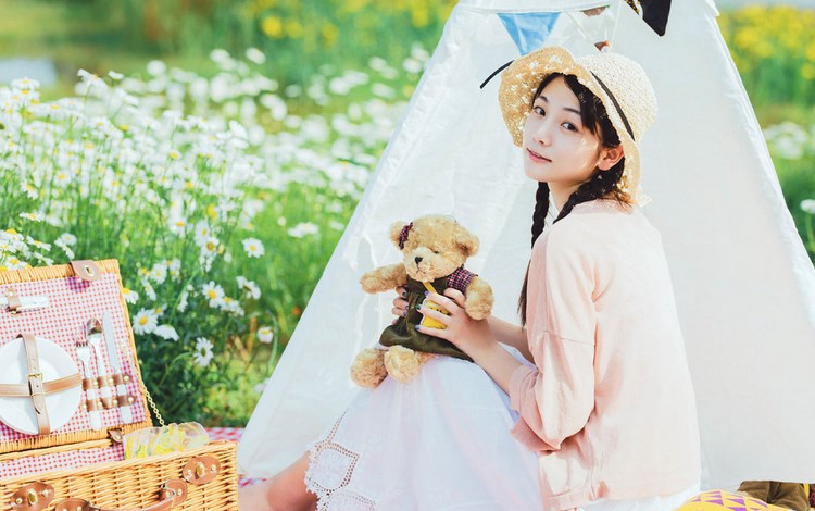 细腰长腿的午夜女人妩媚妖娆撕裂美女衣成熟自拍照