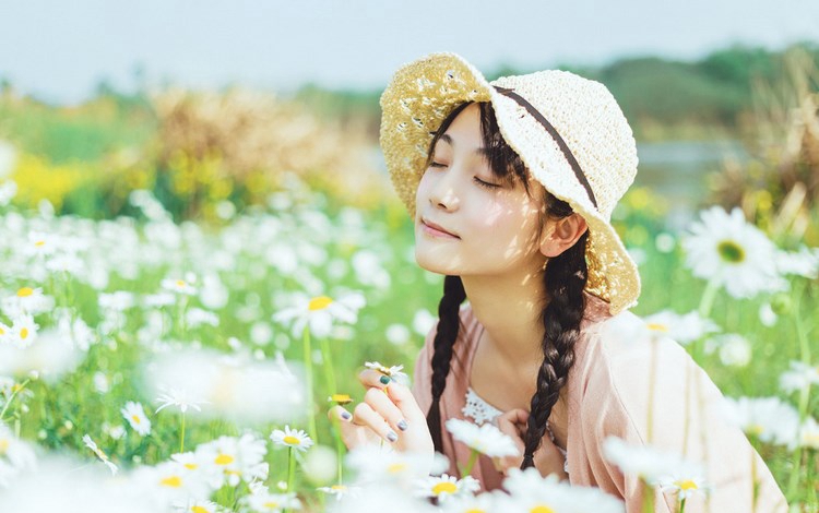 细腰长腿的午夜女人妩媚妖娆撕裂美女衣成熟自拍照