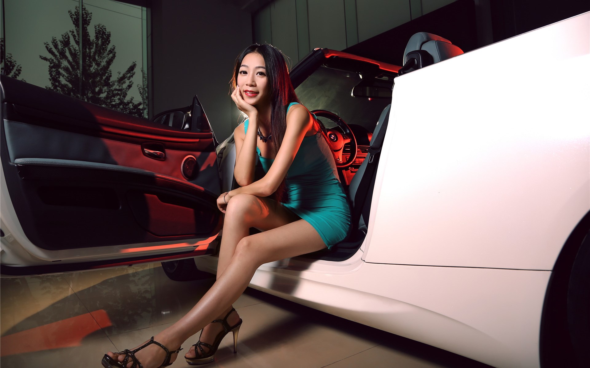 火辣头条女神化身激情车模妩媚销魂美女图库