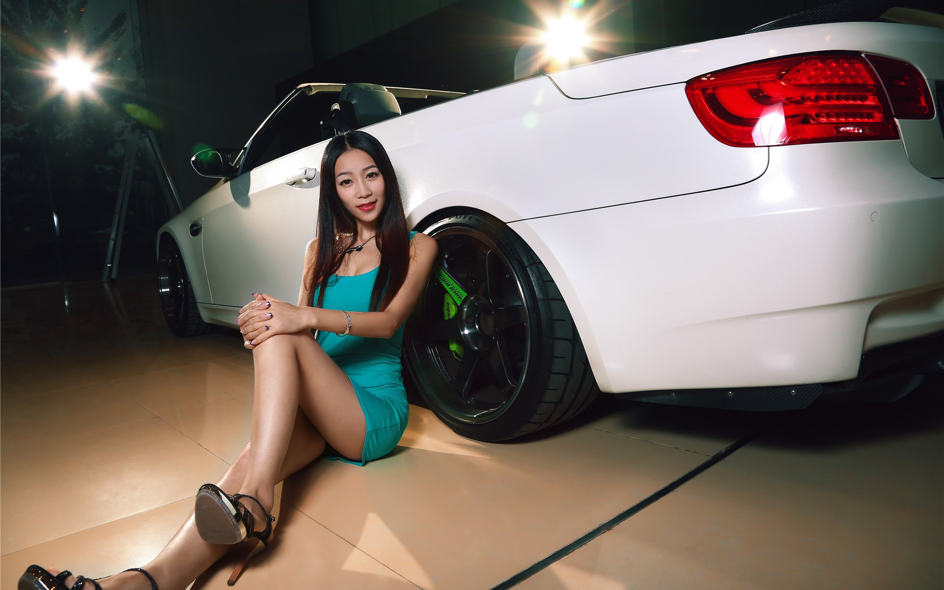 火辣头条女神化身激情车模妩媚销魂美女图库