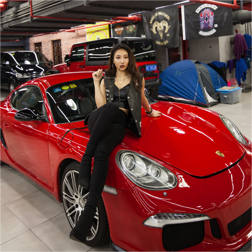 最美美女车模吊带露脐装小蛮腰大长腿丰满身材写真