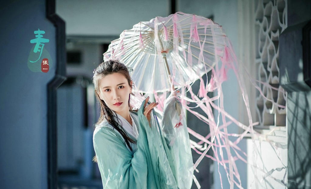 气质高冷出尘的古装美女唇红齿白唯美漂亮古风摄影图片