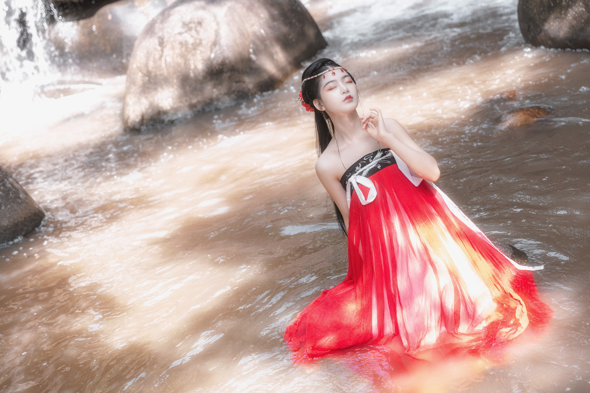 艳红的山水古装美女露肩白皙惹火天然造型写真图片